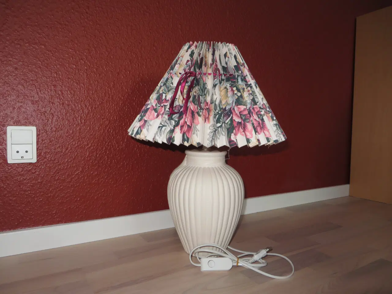 Billede 1 - Anden bordlampe  Bordlampe hvid med blomstret skær