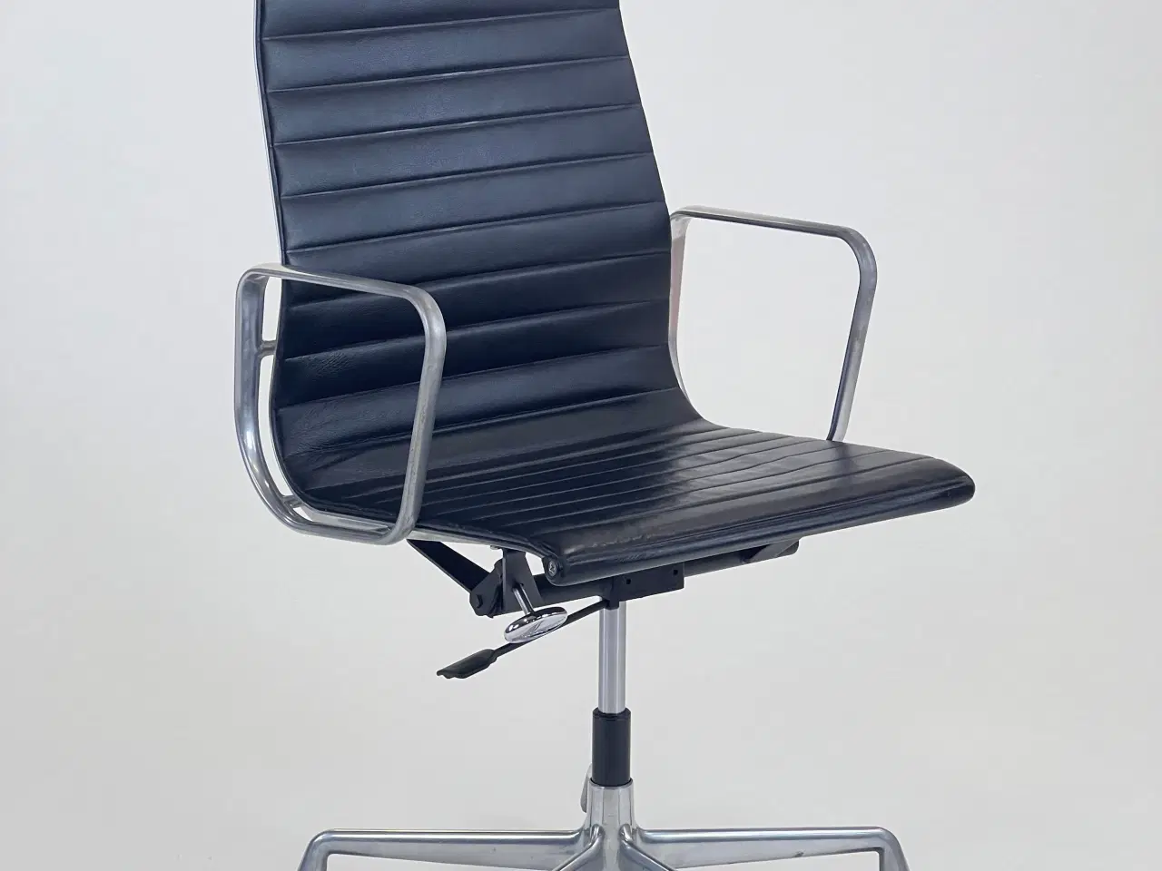 Billede 1 - Vitra Aluminium EA 119 Kontorstol med Swivel, Armlæn og Vippe Mekanisme