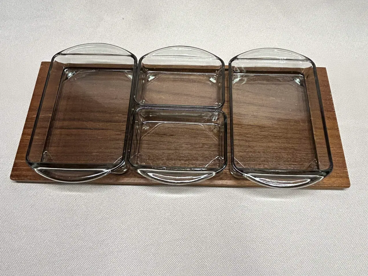 Billede 2 - Smukt retro kabaretfad i teak og røgfarvet glas.