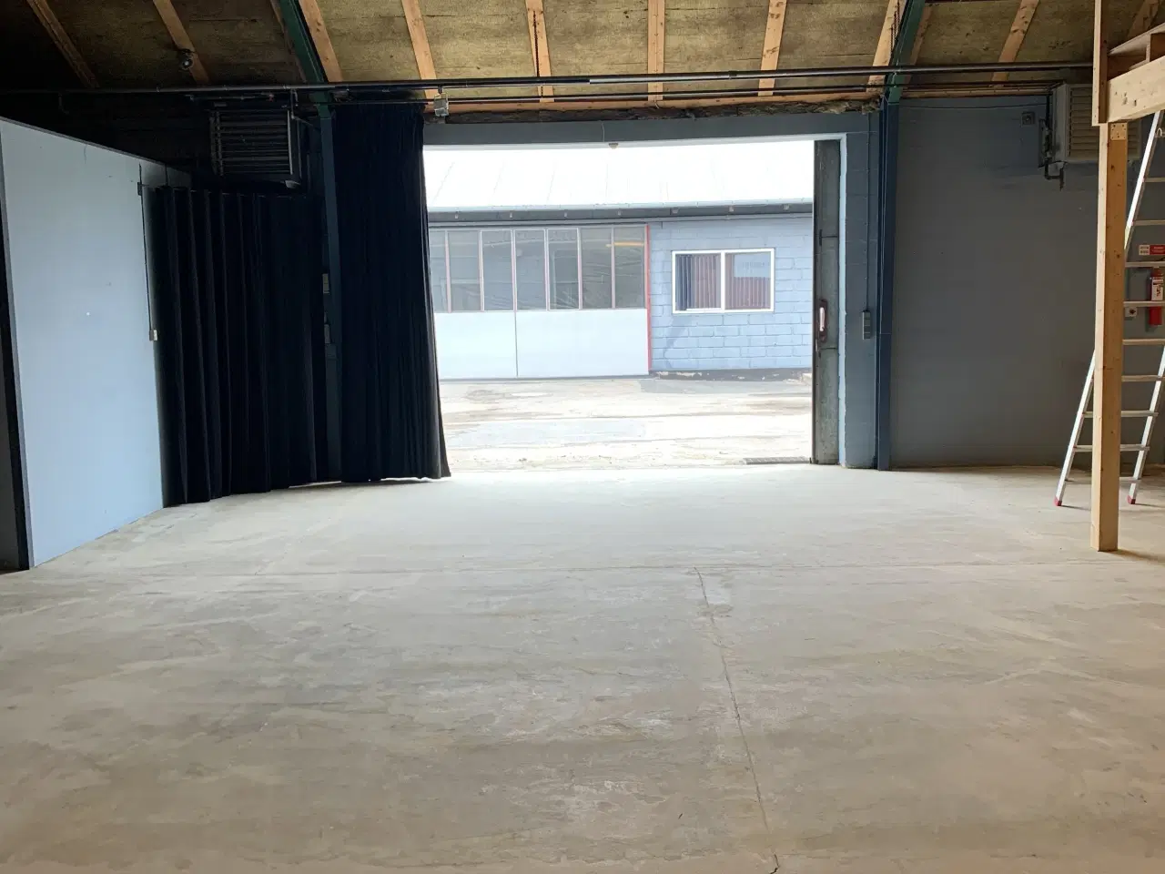 Billede 2 - 176 m2. i stort erhvervsområde i Ringsted med stor port