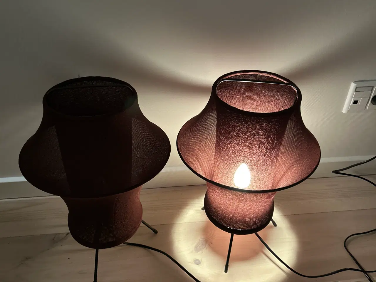 Billede 3 - mørkerøde lamper fra IKEA