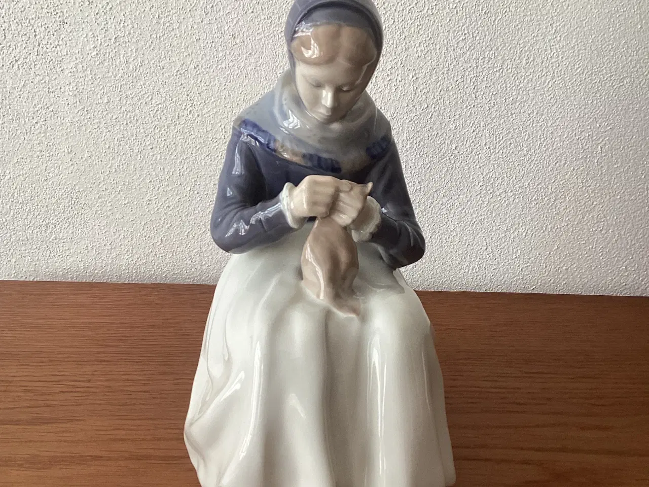 Billede 3 - RoyalCopenhagen Amagerpigen model 1317