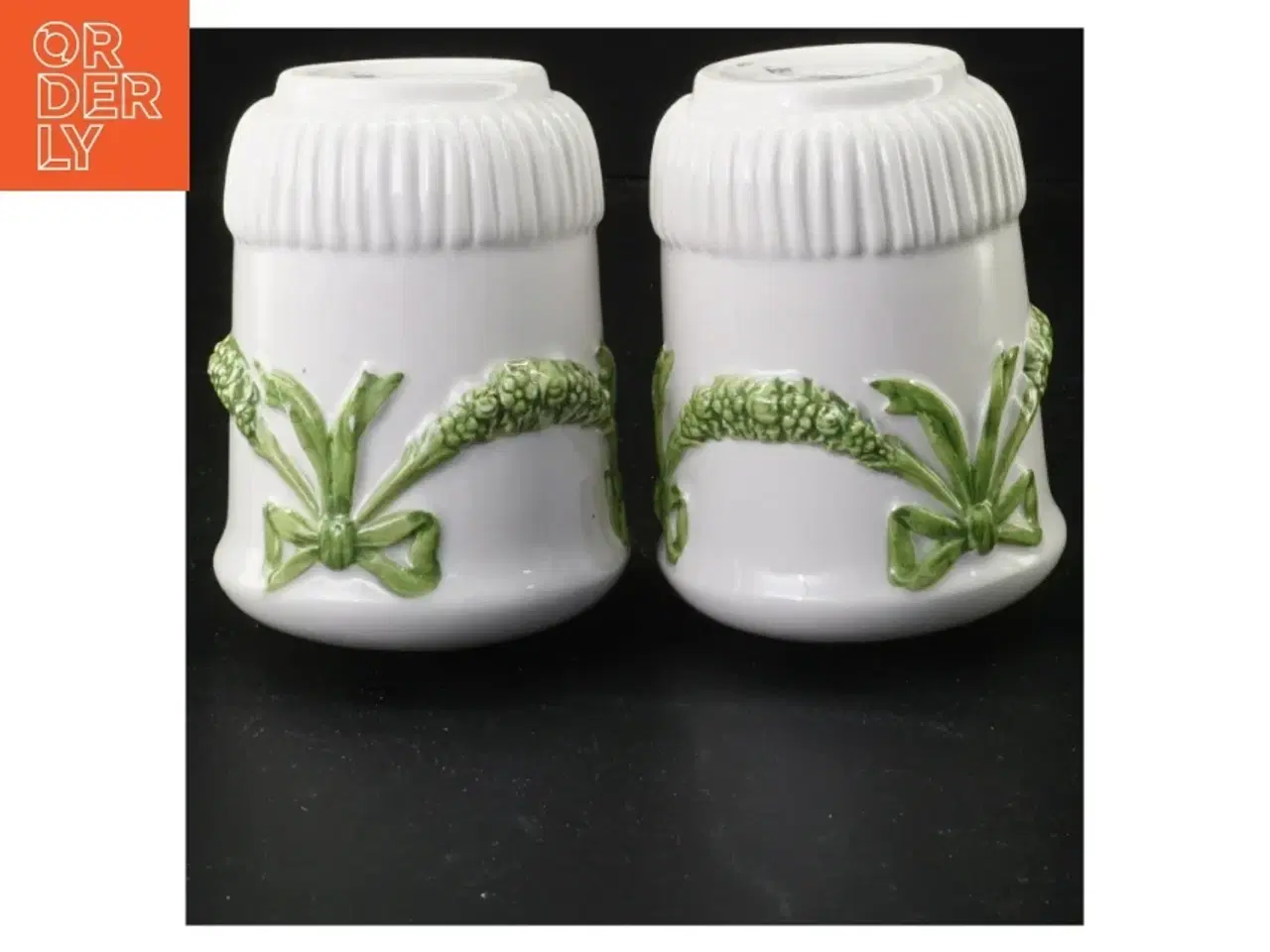 Billede 2 - 2stk Beringgård porcelænsvaser med grønne bånd. (str. 11 x 8 cm)