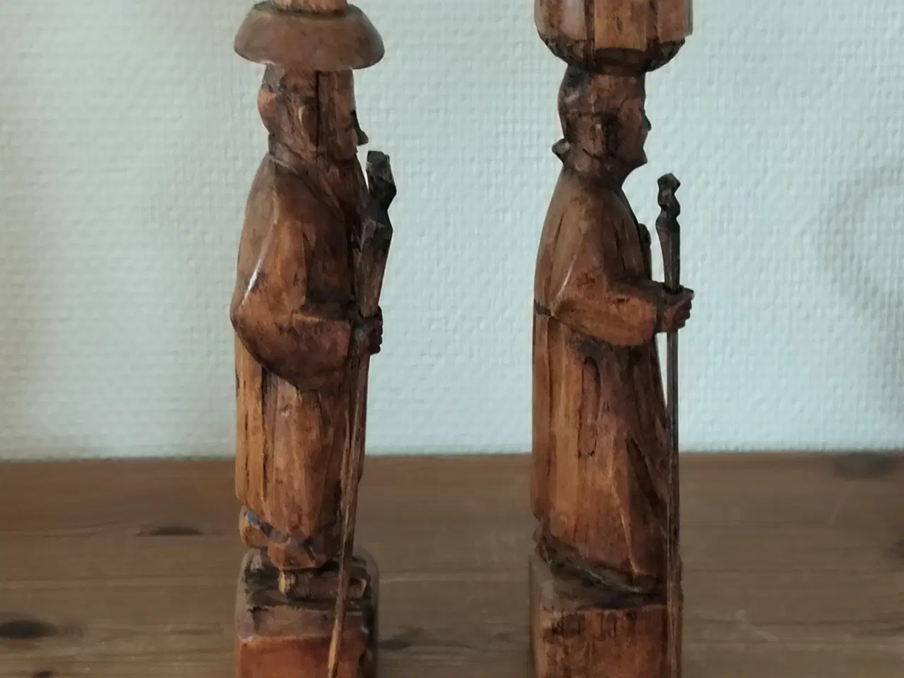 Billede 4 - To udskårne træfigurer, der forestiller traditione