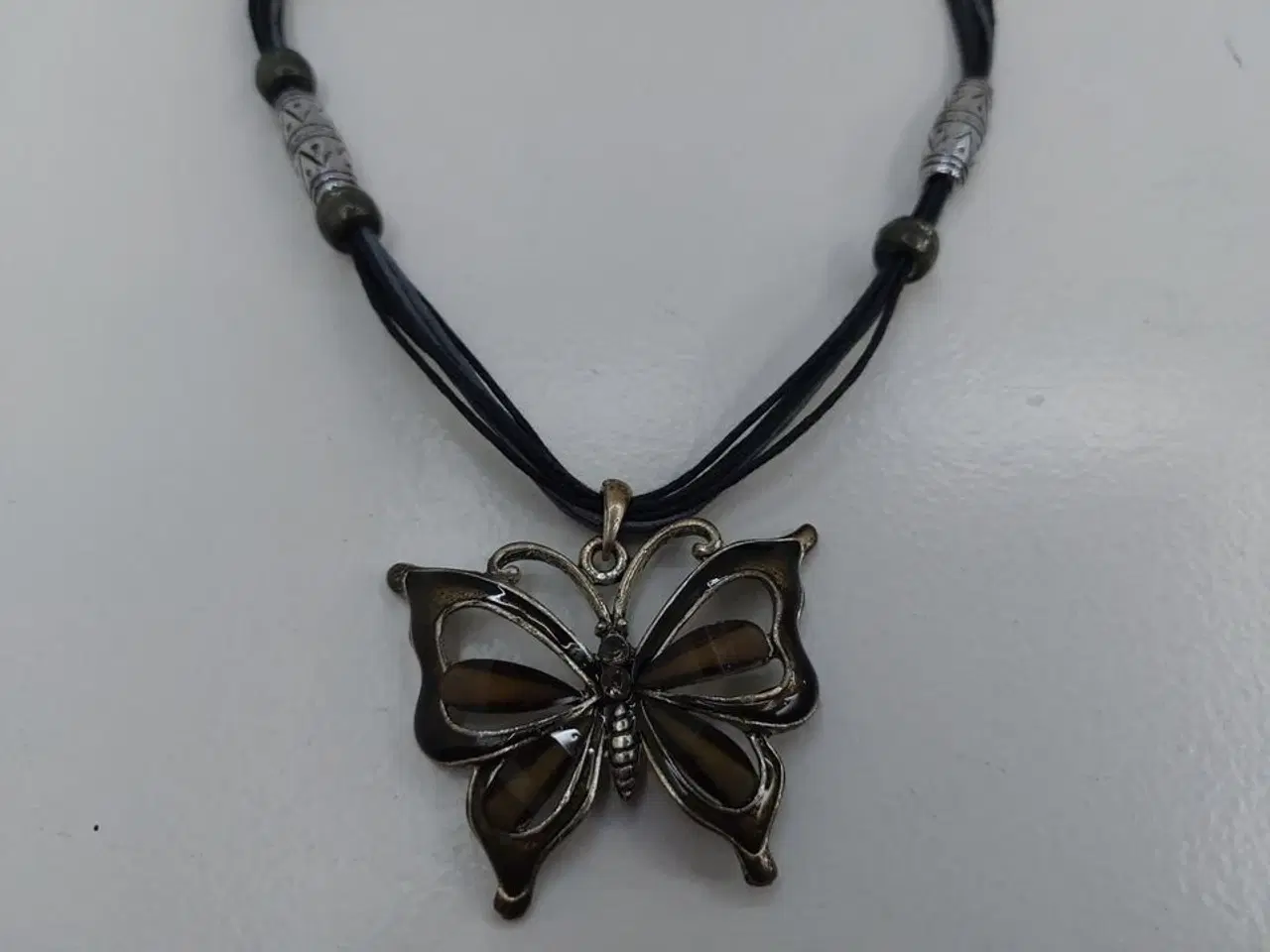 Billede 2 - Ny halskæde (sommerfugl)