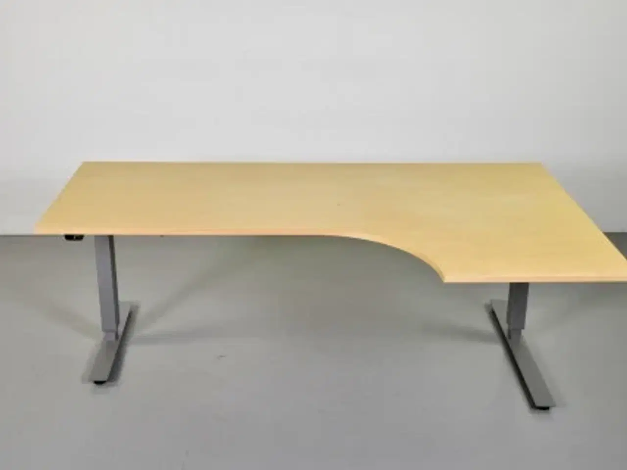 Billede 1 - Hæve-/sænkebord i ahorn med højresving, 200 cm.