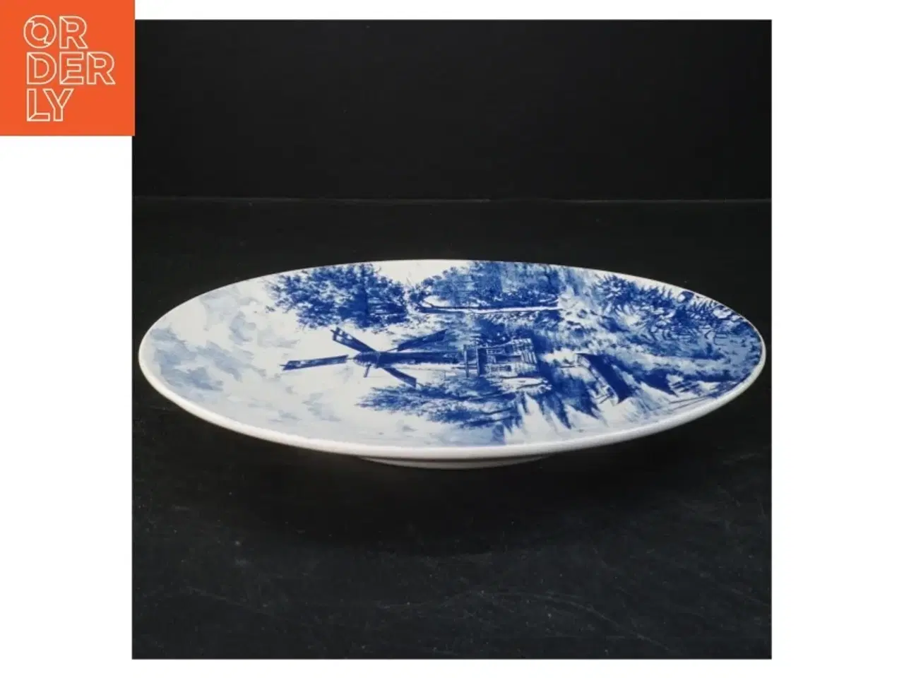 Billede 2 - Dekorativt porcelænstallerken med landskab (str. 26 cm)