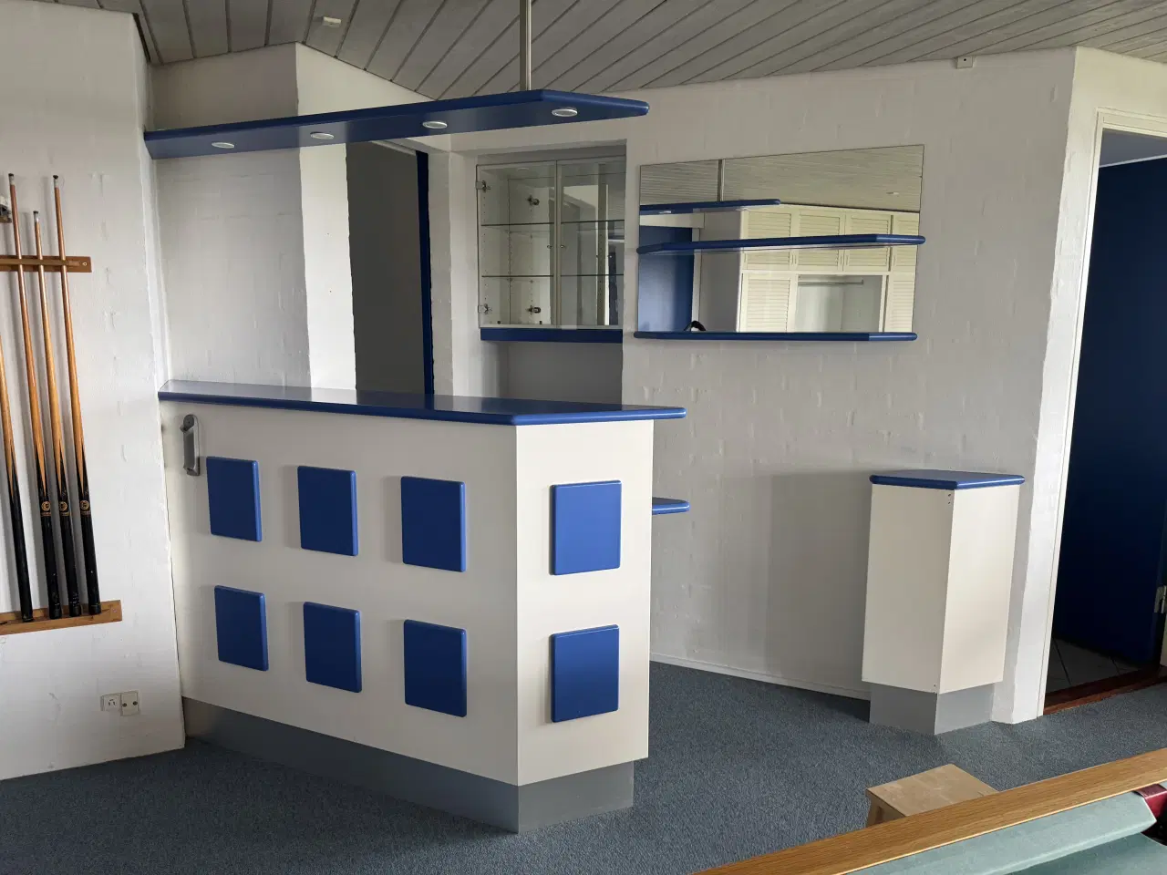 Billede 1 - Bar / receptionsdisk hvid med blå detaljer