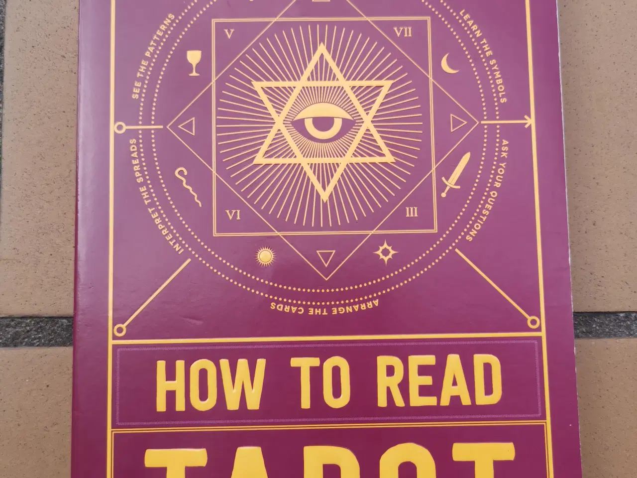 Billede 1 - How to read Tarot Bog