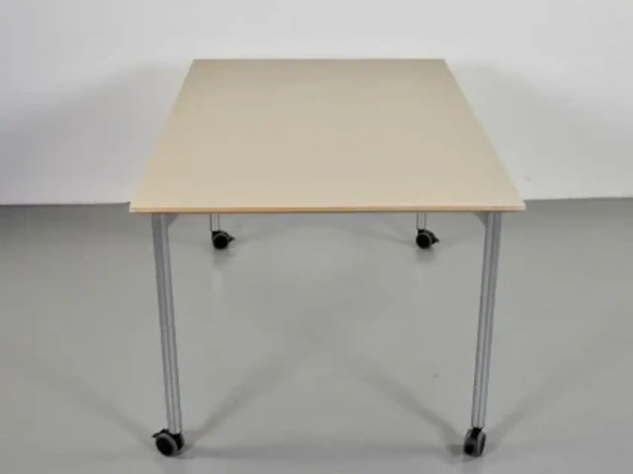 Billede 3 - Zeta konference-/mødebord med beige plade og alugrå ben, på hjul