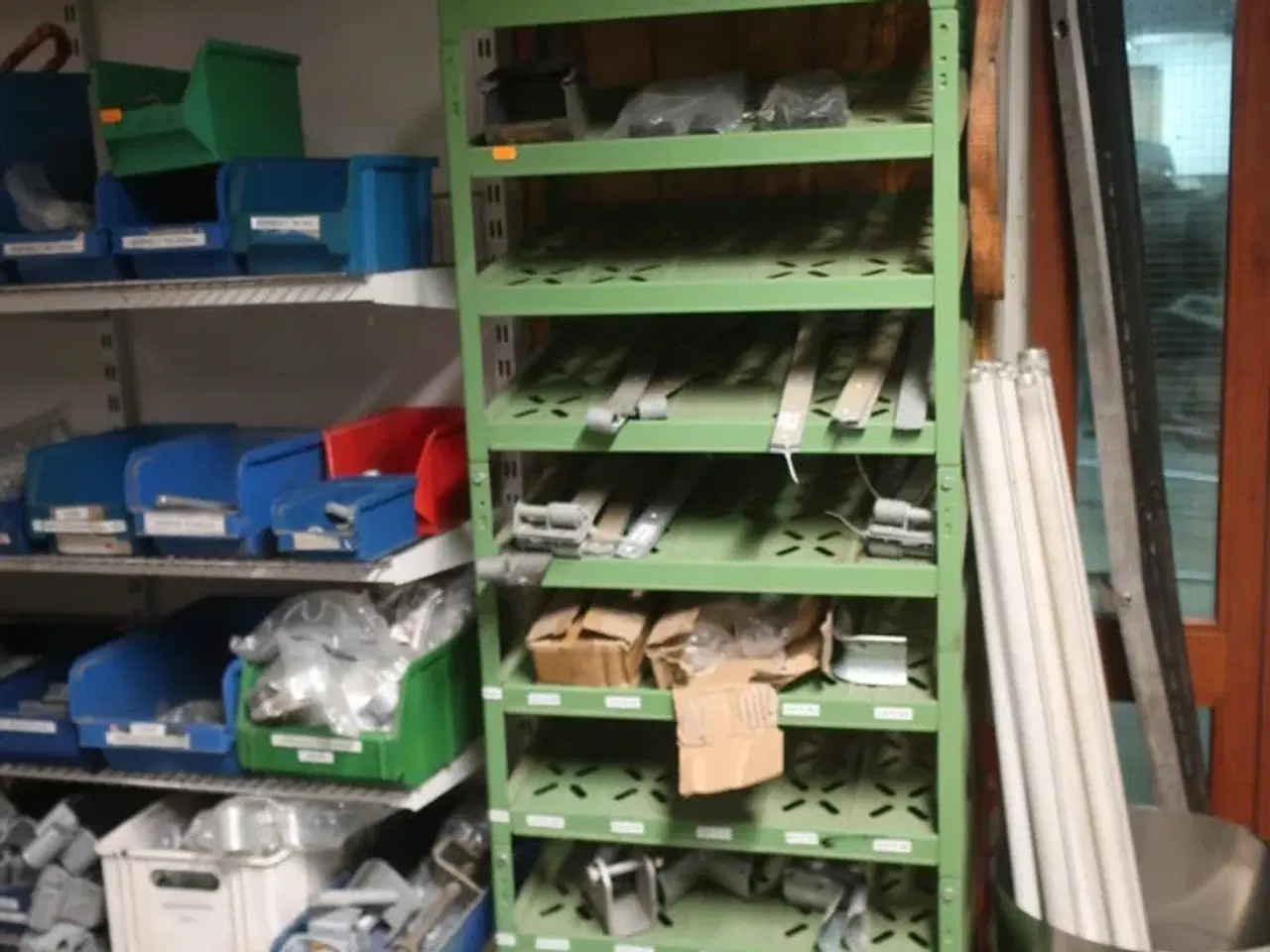 Billede 3 - 4+1 fag reoler inkl. indhold (hegnstilbehør m.v.) (se billeder)