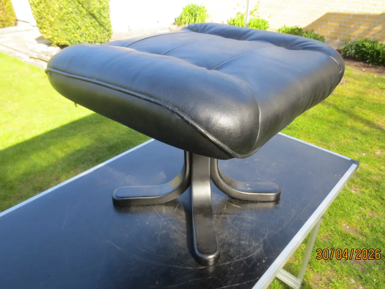 Billede 2 - 1 stk Fodskammel med sort læder 