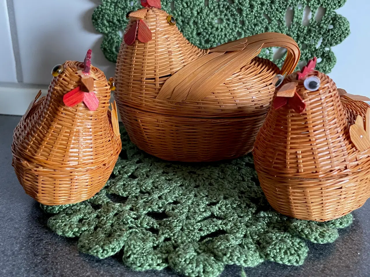 Billede 2 - Påske høne med 2 kyllinger til små påskeæg