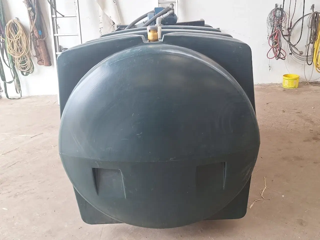 Billede 2 - Dieseltank 2500 l m. Pumpe