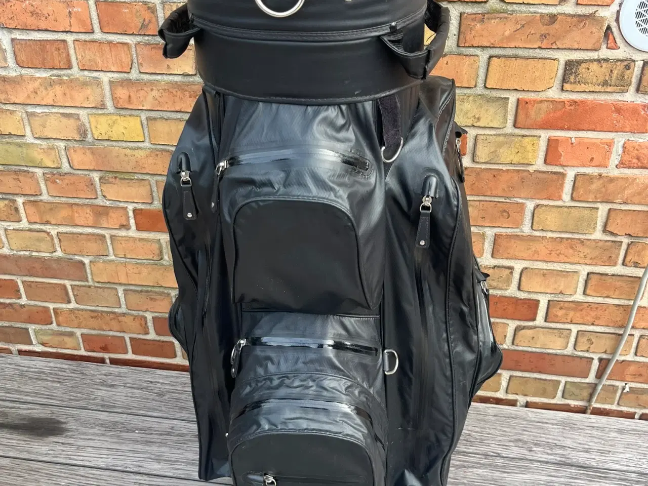 Billede 1 - Sort JuCad golfbag med topdeviders, brugt 1 sæson