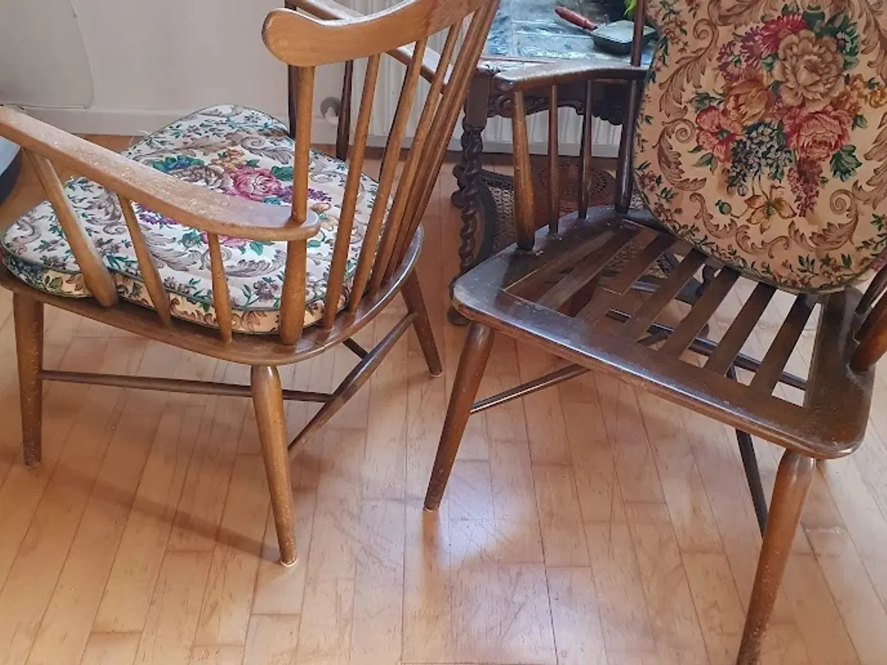 Billede 3 - Retro pindestole i lakeret træ, 2 stk. 