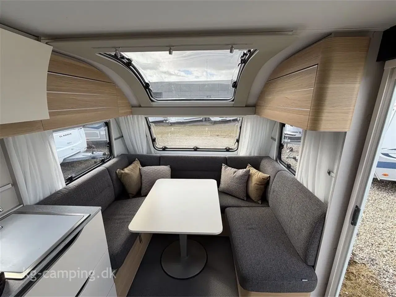 Billede 3 - 2022 - Adria Adora 522 UP   Flot rummelig vogn med dobbeltseng, Truma mover og Isabella Sun Shine Plus incl front. Kan opvejes til 1700 KG