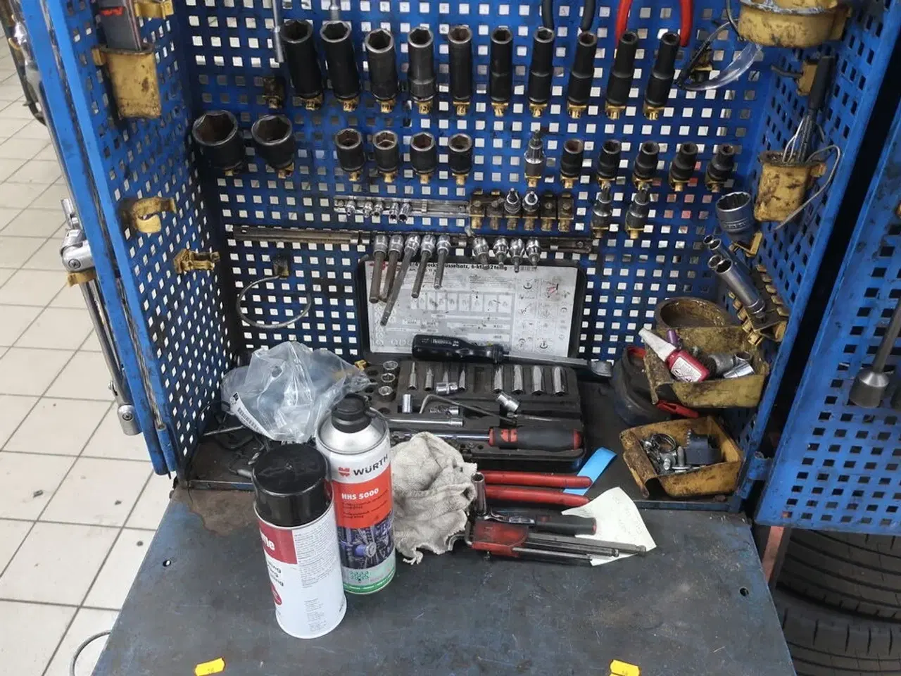 Billede 5 - Værkstedsvogn med indhold