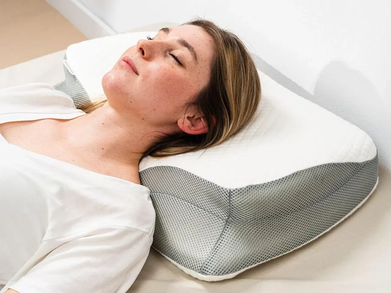 Billede 4 - 3-i-1 ergonomisk nakkepude Pilocal fra - memory-skum, hvid/grå