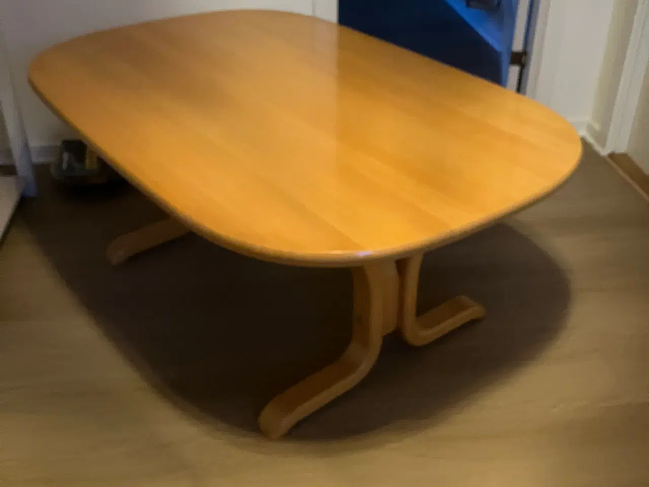 Billede 1 - Sofabord i massiv bøgetræ derfor kan bordet slibes