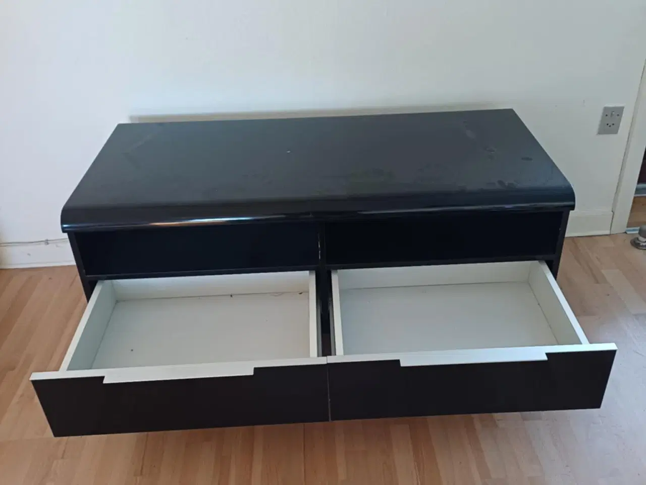 Billede 2 - Tv bord bortgives