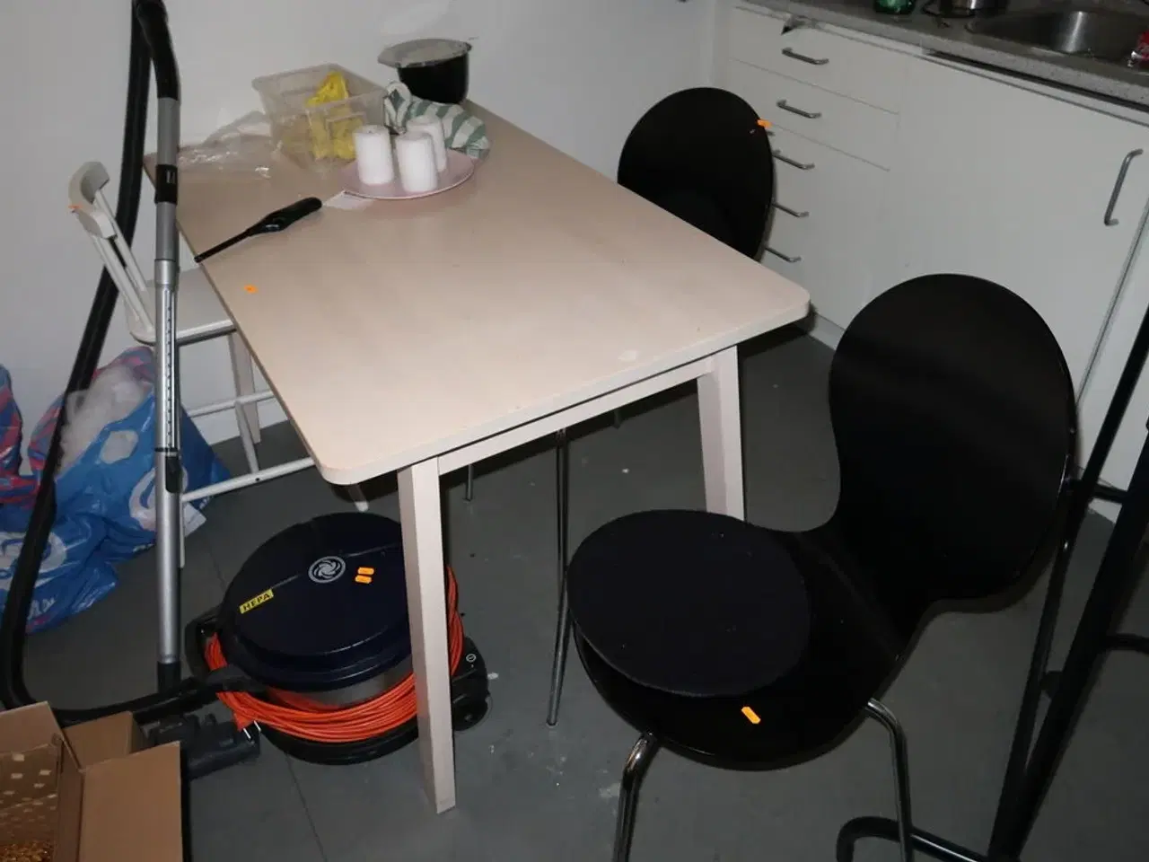 Billede 1 - Bord med 3 stk. stole samt 3 stk. tøjstativer