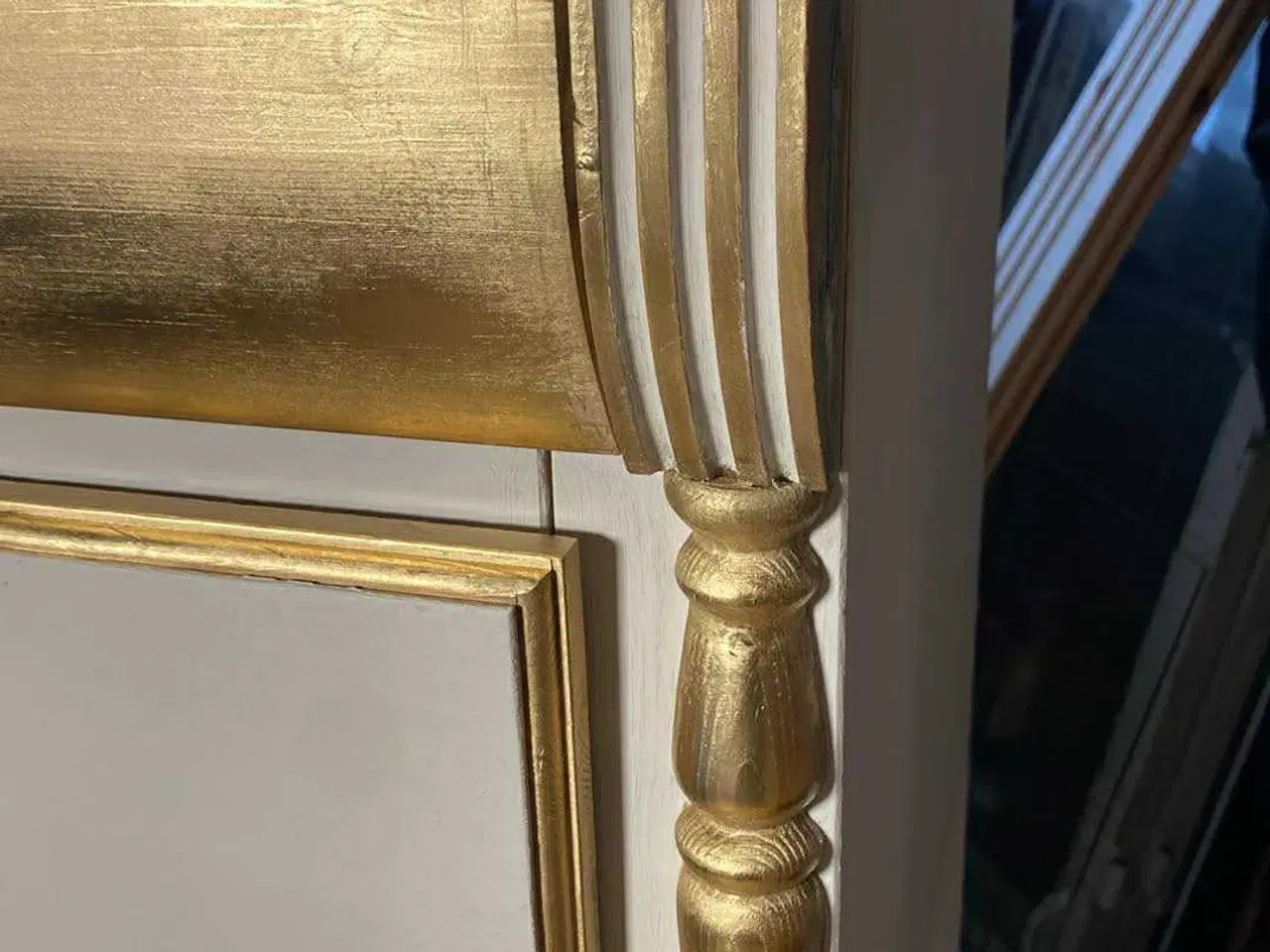 Billede 2 - Nyistandsat kommode med 5 skuffer, i Beige og guld