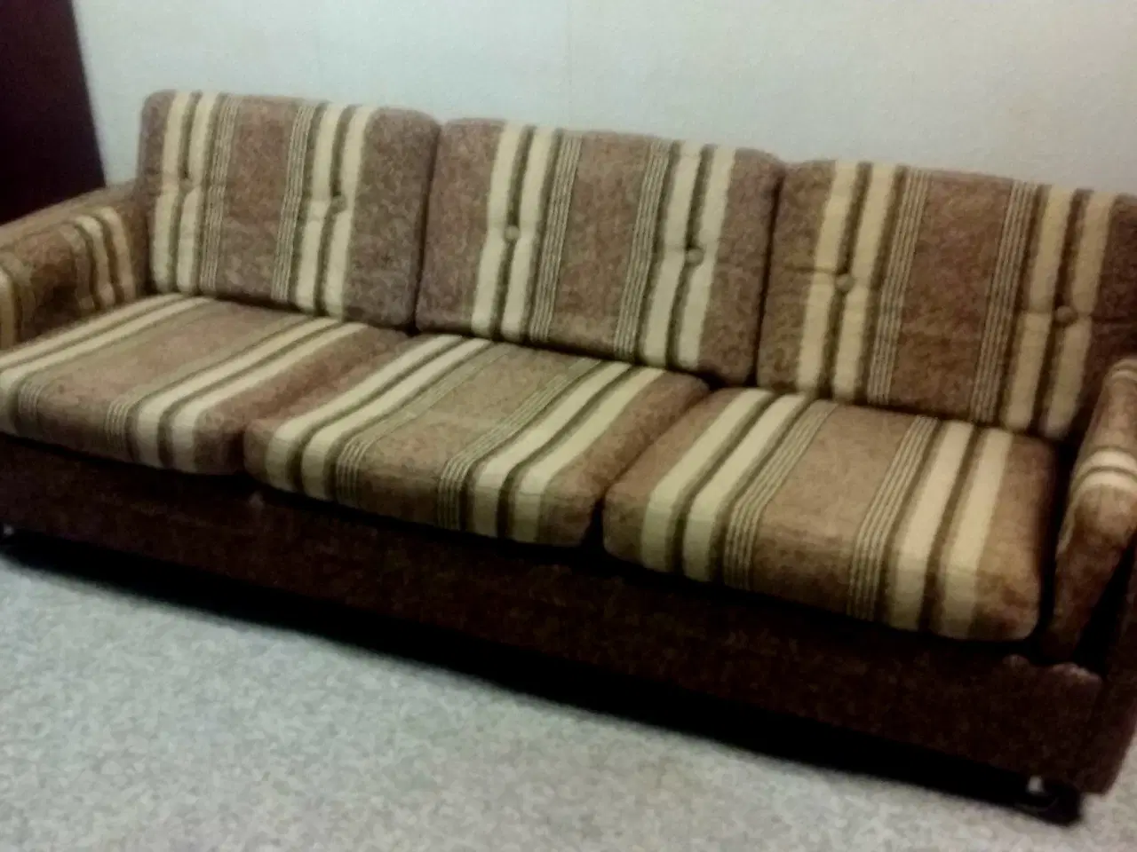 Billede 5 - 3 persons sofa + 2 lænestole brun / hvide striber 