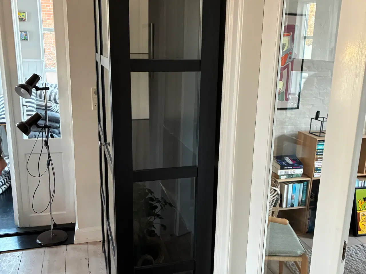 Billede 2 - GRATIS - stort vitrineskab 