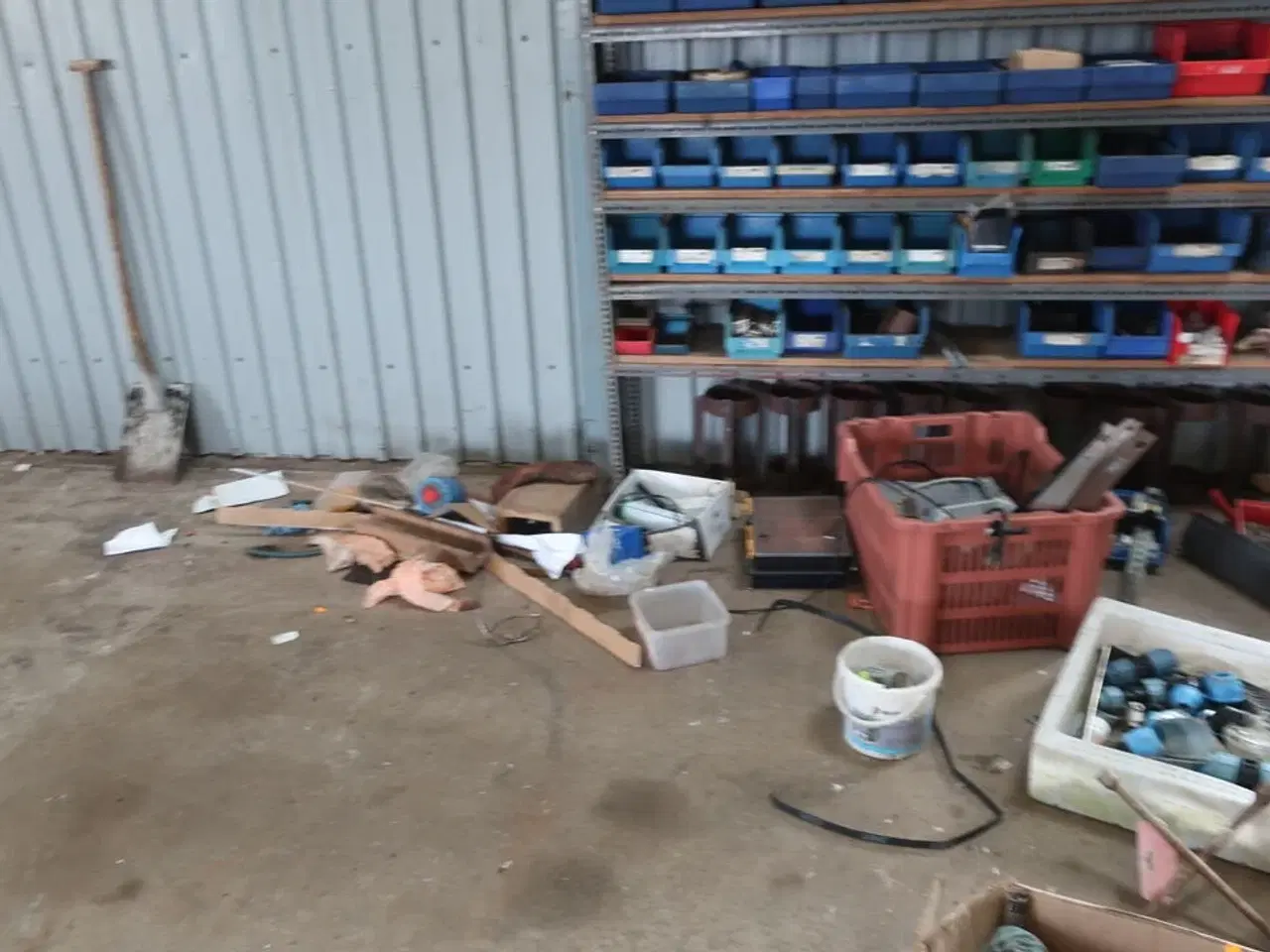 Billede 18 - 2 stk. rullebukke, paller, reoler, reservedele, værktøj, stiger m.m.