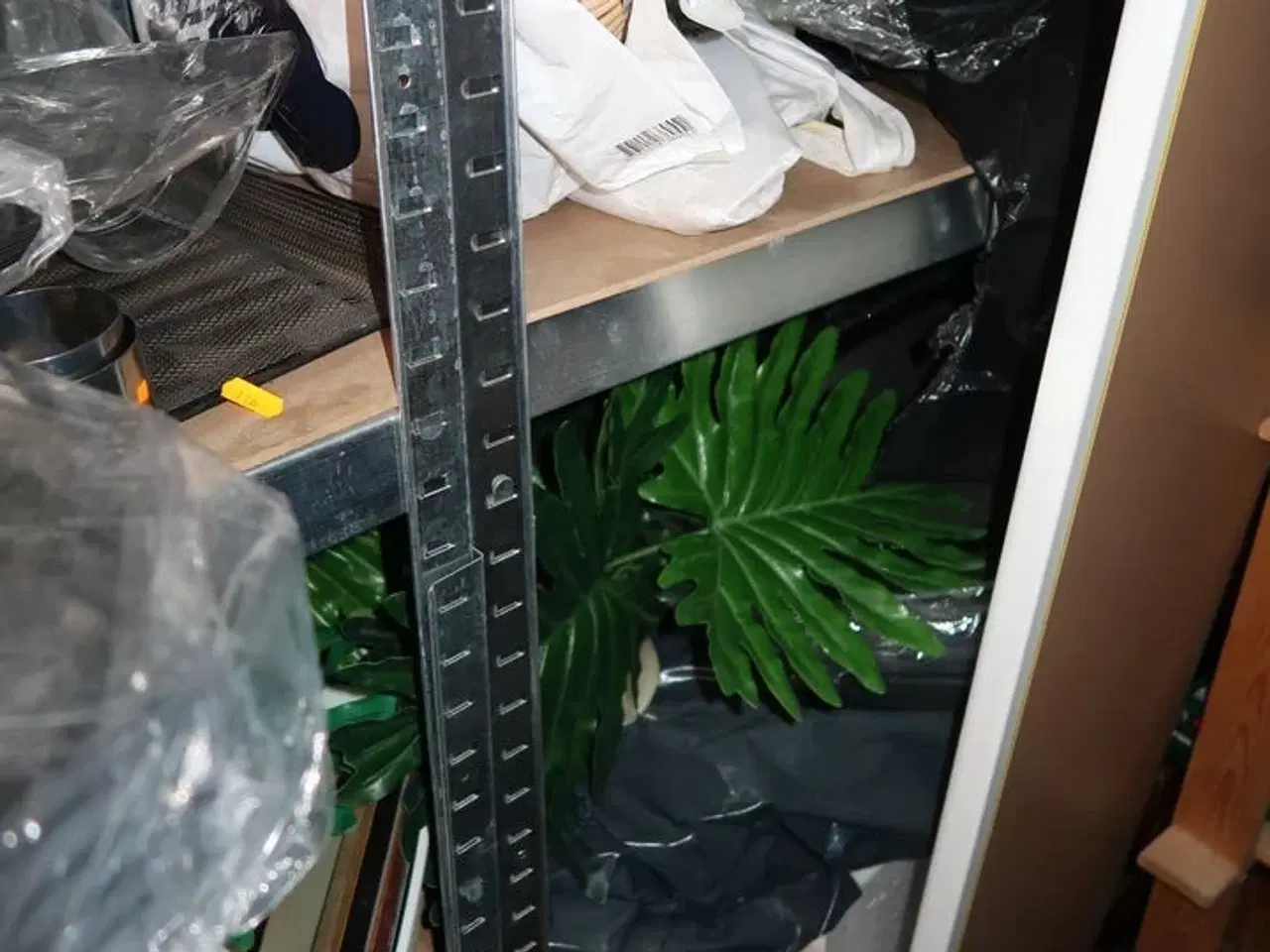 Billede 4 - 2 stk. reoler med div. Værktøj m.m.