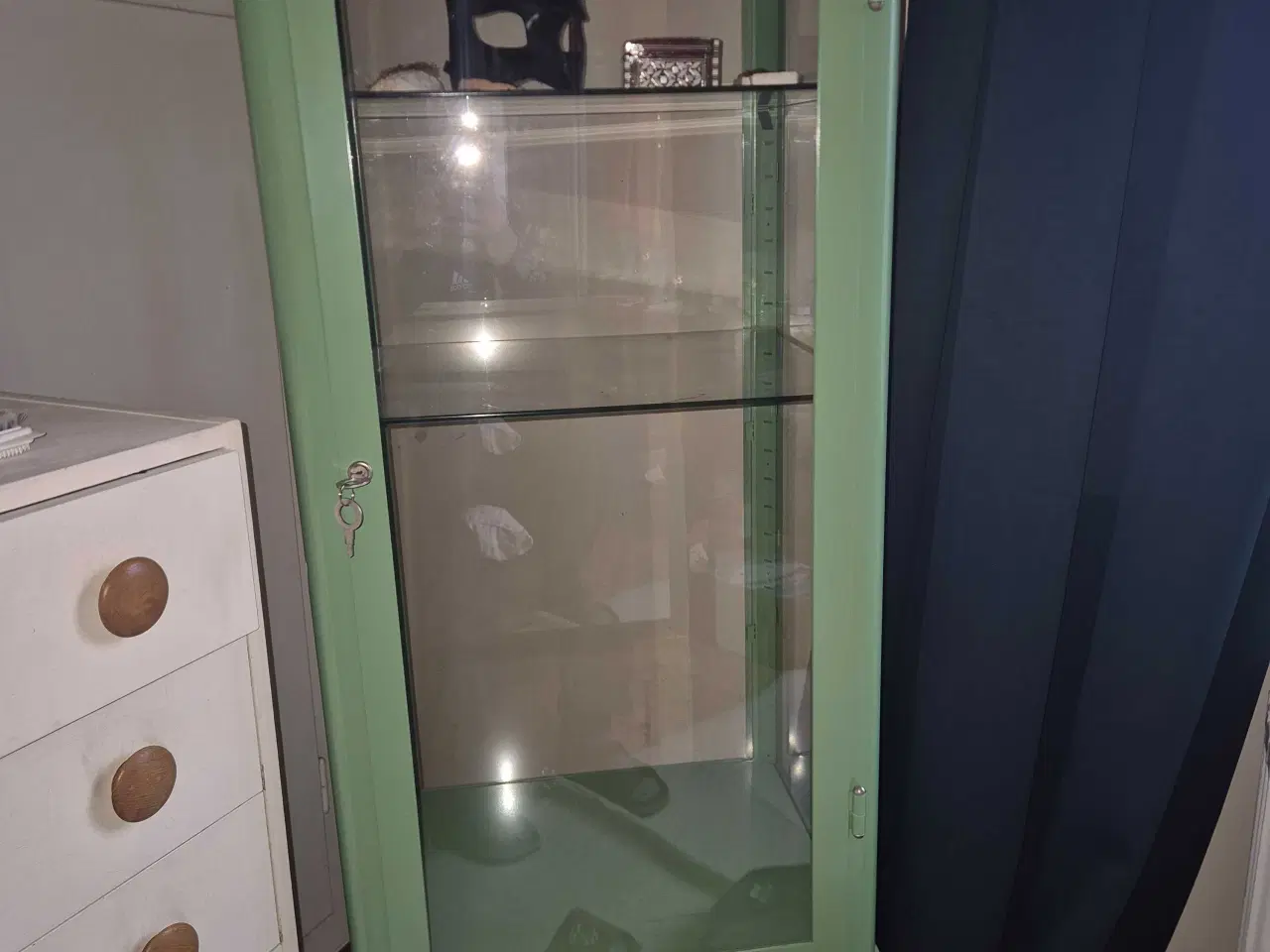 Billede 1 - Vitrineskab fra ikea, færdig-samlet.