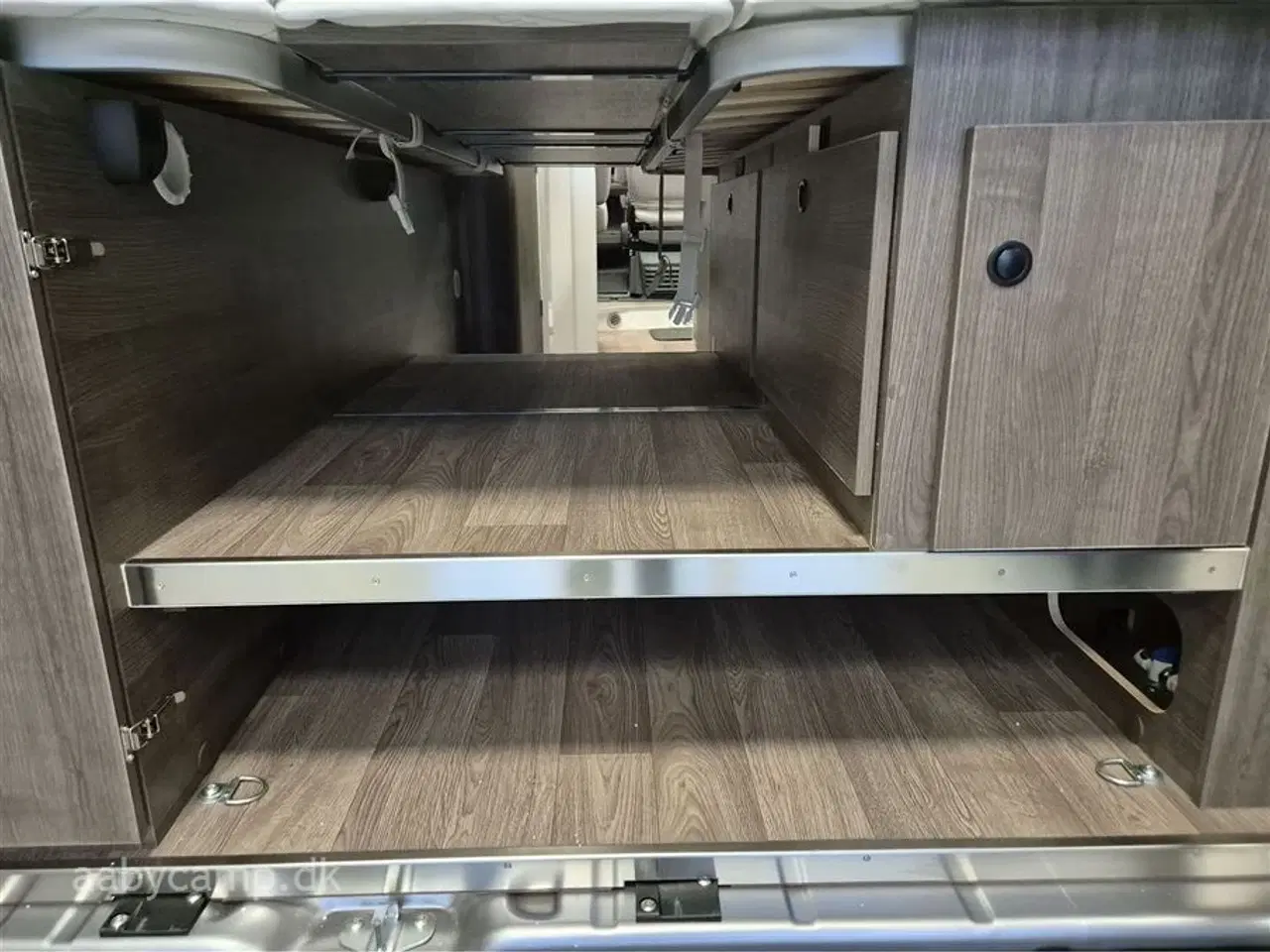 Billede 24 - 2026 - Benimar Benivan 160 PLUS   NK Pakke. Automatgear. 140Hk. 200W solcelle. Kompressor køleskab. Webasto Dieselvarme. Elektrisk indgangstrin. Metallak