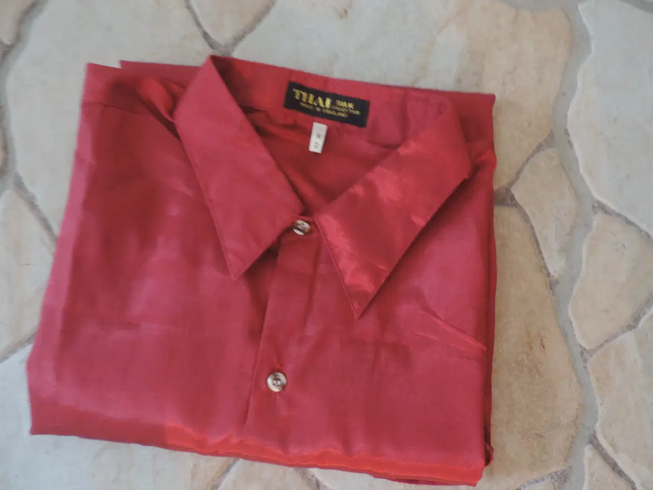 Billede 1 - Silke skjorte glinsende rød.
