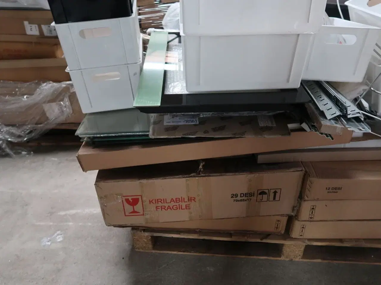 Billede 3 - Palle med div. Reservedele bl.a. køleskabsdøre m.m.