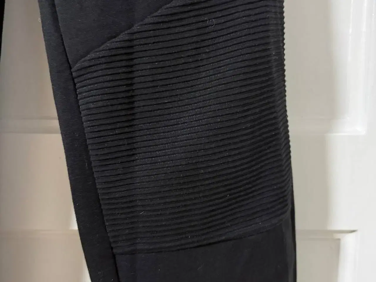 Billede 2 - Sorte sweatpants med detaljer – komfort & stil