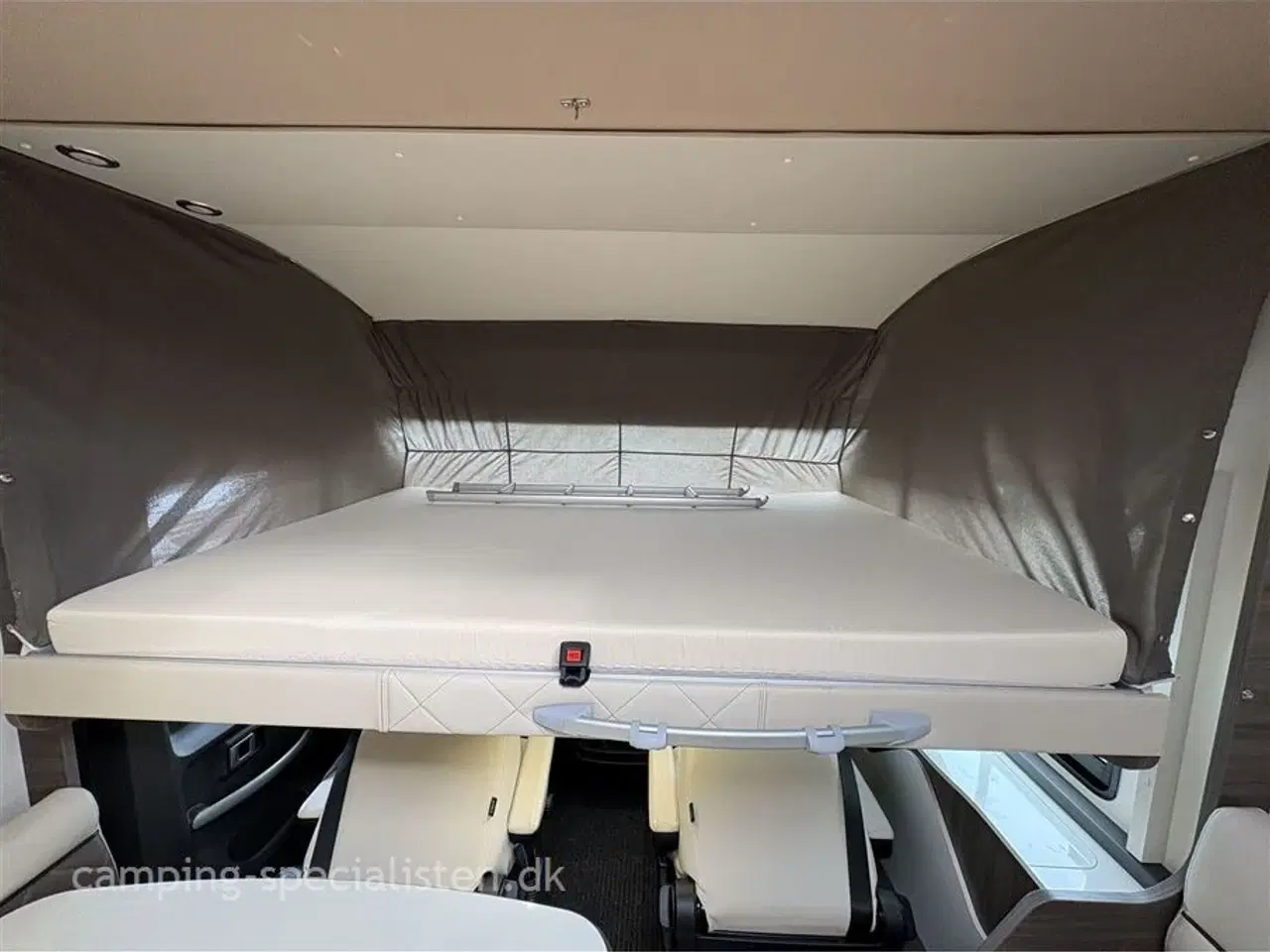 Billede 8 - 2024 - McLouis Nevis 879 G Matic   Mclouis Nevis 879G 2024 - Helintegreret autocamper - Se den nu hos Camping-Specialisten.dk
