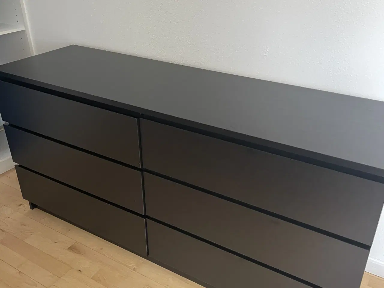 Billede 3 - Sort kommode fra Jysk. 