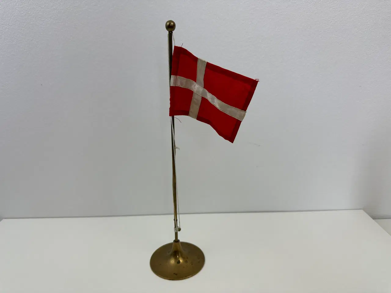 Billede 1 - Ældre messing dannebro / bordflag