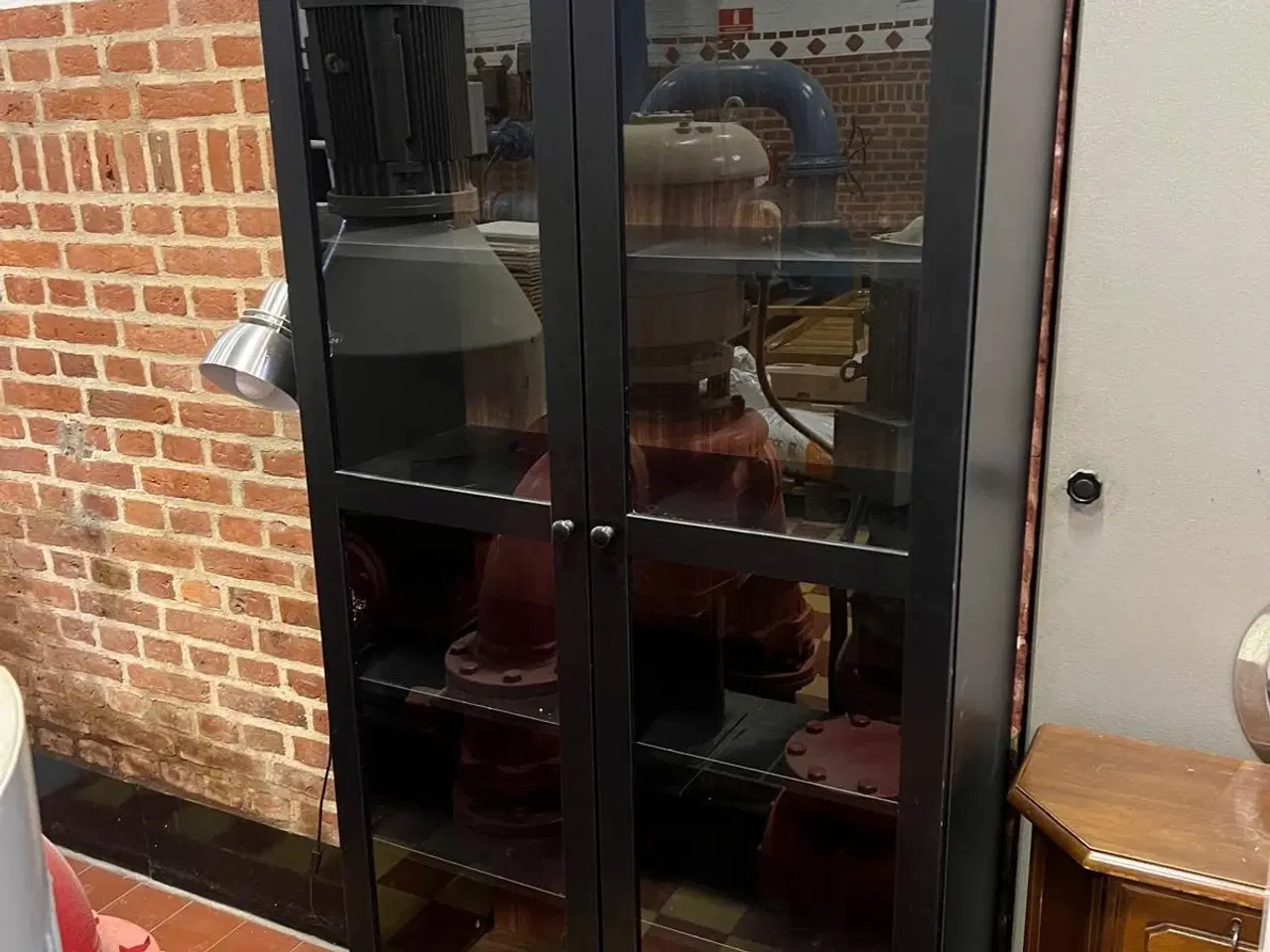 Billede 1 - Stort vitrineskab i god stand 