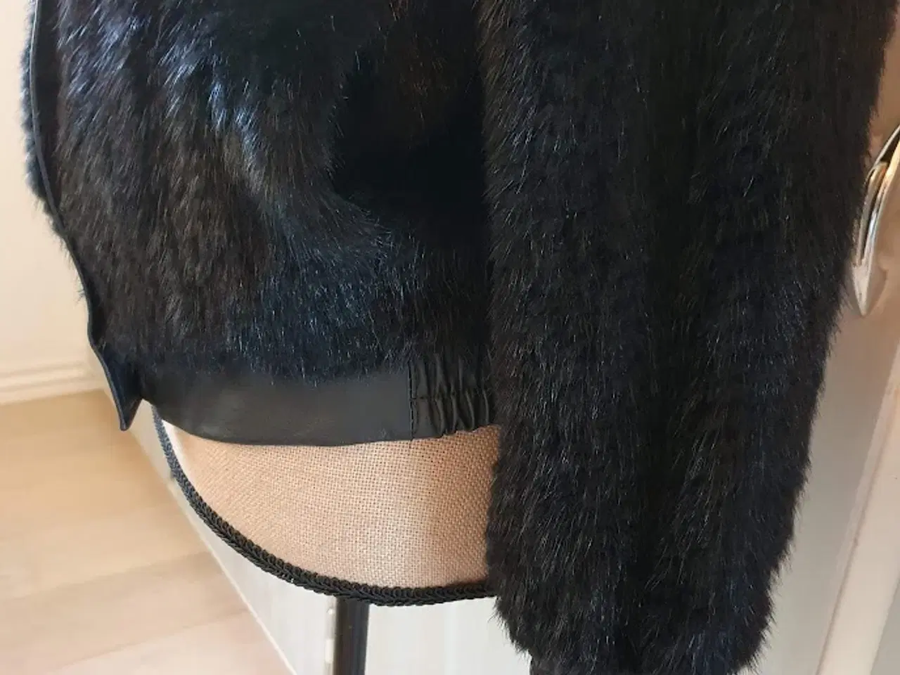 Billede 5 - Jakke i strikket mink med skindbesætning 