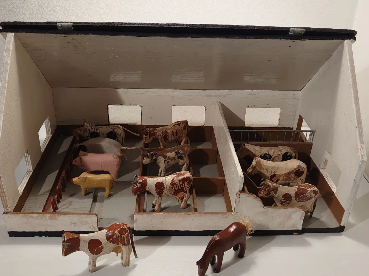 Billede 1 - Fængselslegetøj:Stor stald med 12 trædyr.1930-40