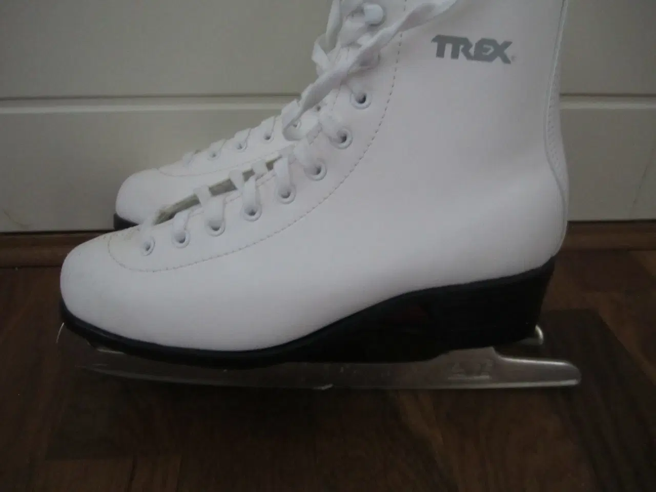 Billede 1 - Flotte KUNSTSKØJTER. Str. 39.