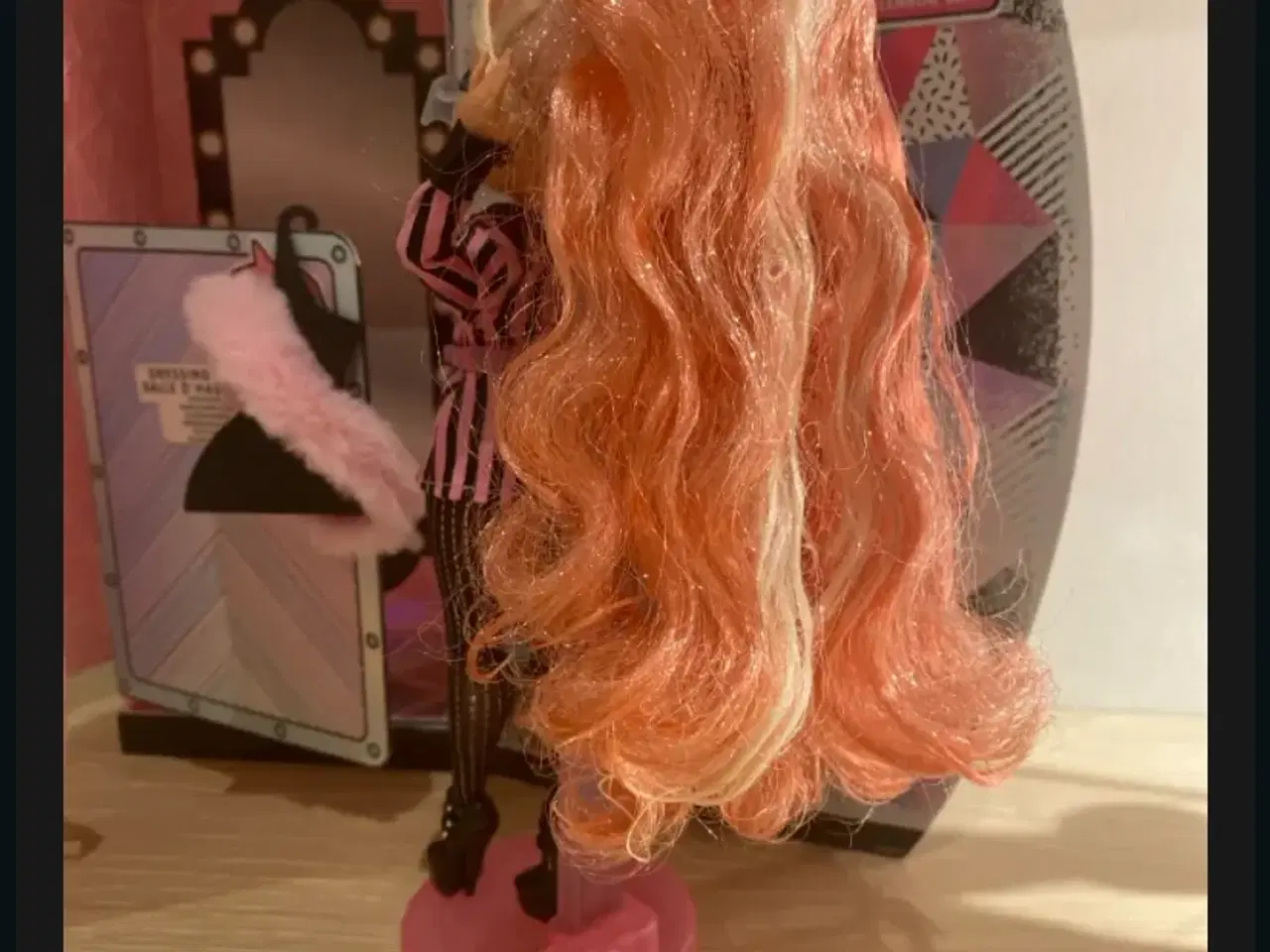 Billede 3 - L.O.L dukke med langt hår