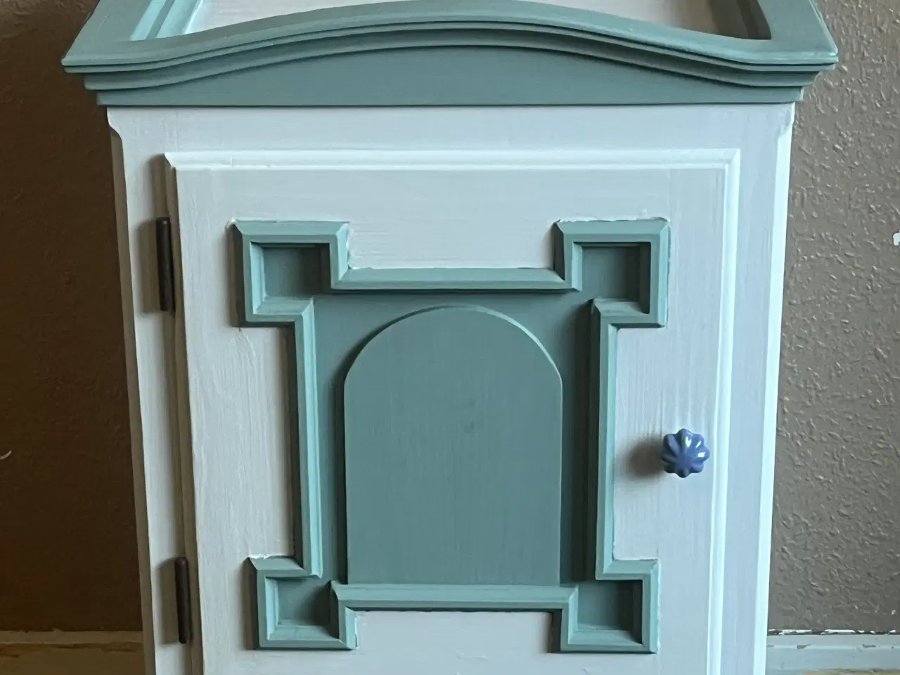 Billede 5 - Pæn Vægskab i klassisk stil 