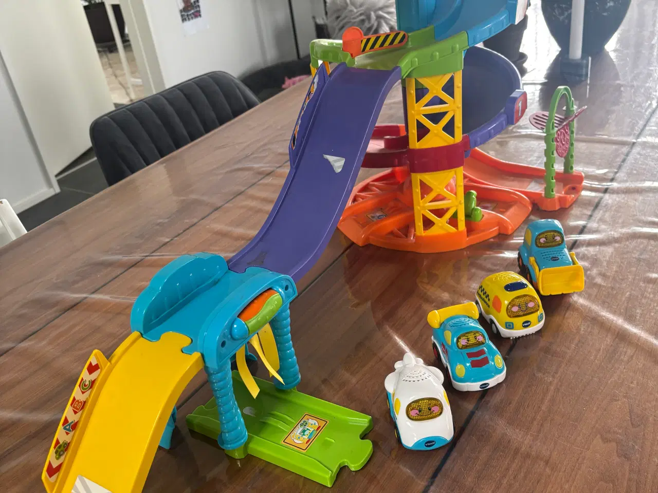 Billede 10 - Vtech parkeringshus + 4 ekstra biler