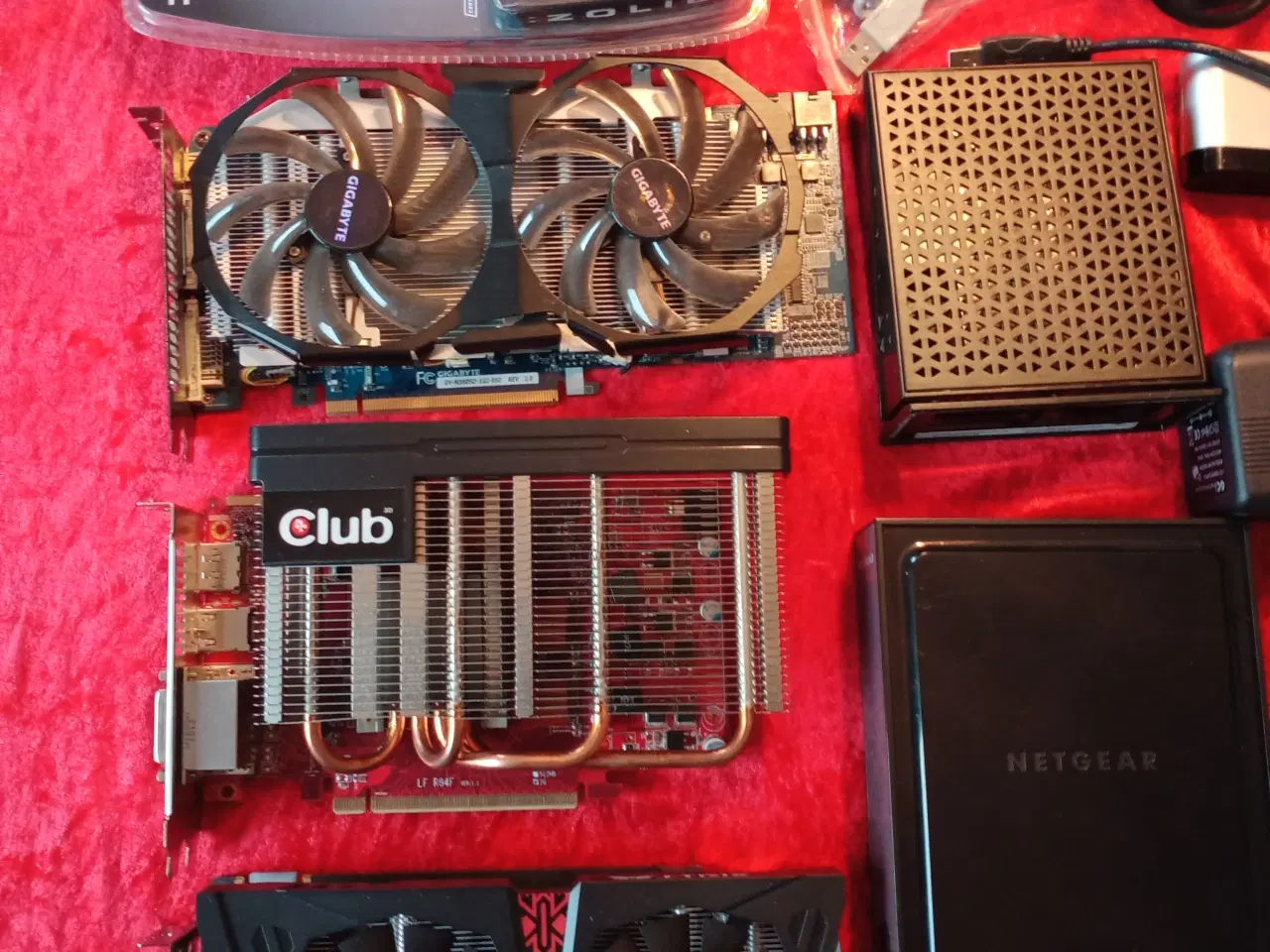 Billede 2 - kæmpe rode bunke af hardware og kabler