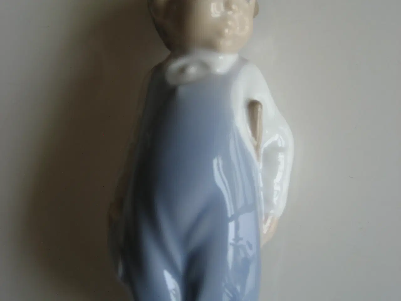 Billede 2 - Dreng med kost, Royal Copenhagen nr. 3250