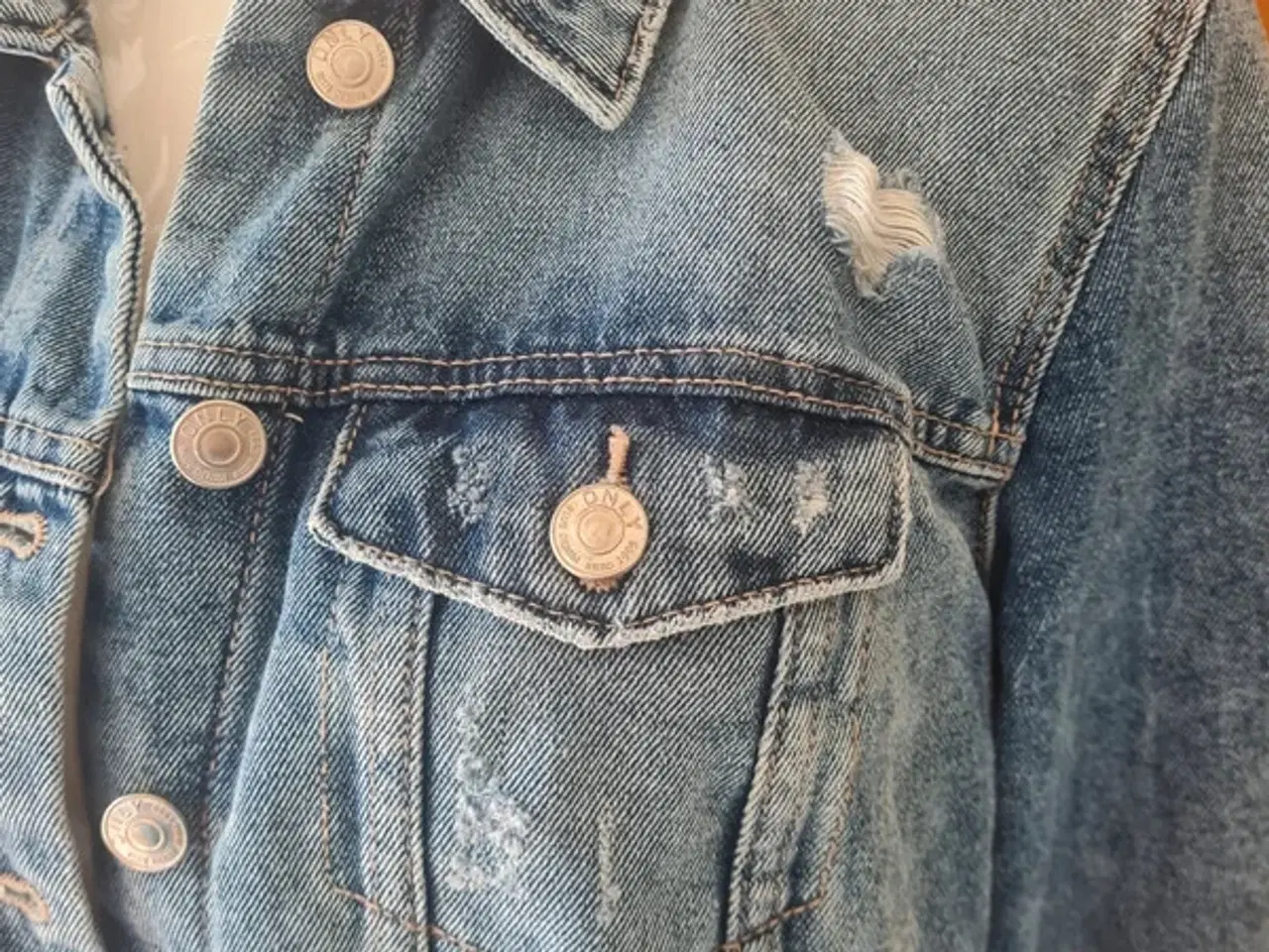 Billede 4 - denim jakke str 42 fra Only