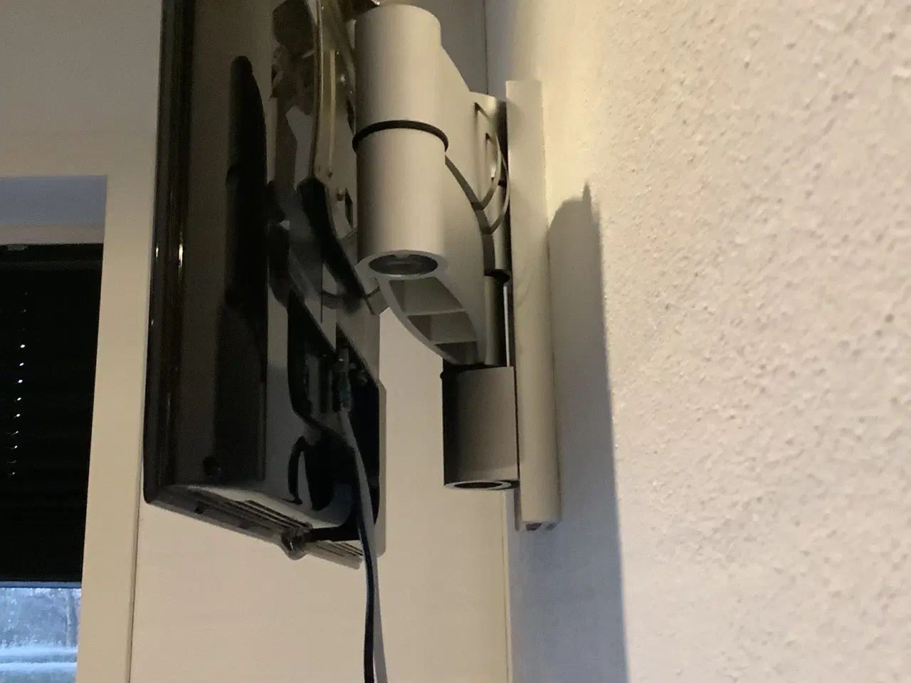 Billede 1 - TV 24 “ fjernsyn med ophængbeslag